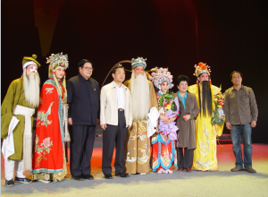 河南省政協(xié)主席王全書、著名豫劇表演藝術(shù)家王希玲、著名戲劇評論家荊樺、著名戲曲教育家《訪帥出征》導(dǎo)演李志遠(yuǎn)與主要演員合影